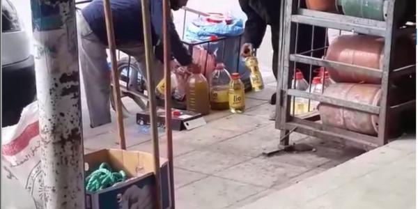 مصيبة...تجار يخلطون زيت الزيتون بالزيت العادية قبل بيعها للمواطنين ودعوات لمتابعتهما قضائيا (فيديو)