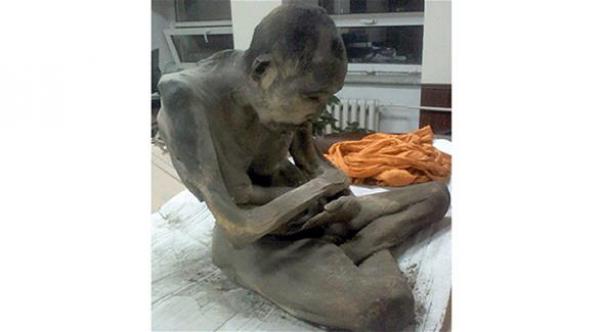 بالصورة: راهب بوذي "يتأمل" بنفس الوضعية منذ 200 عاماً