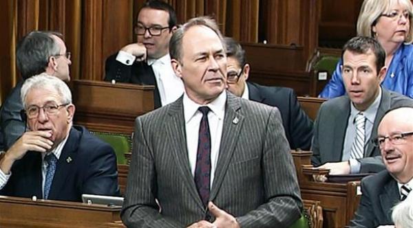 بالفيديو: نائب كندي يُضحك البرلمان بسبب "سرواله الضيق"