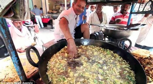 بالفيديو: طباخ يضع يديه في الزيت المغلي