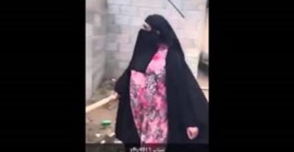 بالفيديو.. خليجية تلقن رجلا «علقة ساخنة» وسط الشارع