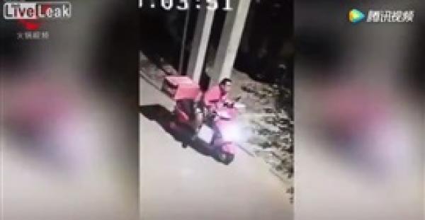 بالفيديو.. سائق "توصيل" بدين يأكل من الطلبات أثناء توصيلها