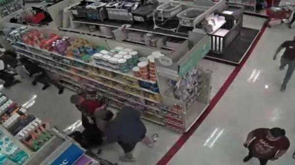 "قتال الكمامات".."شاهد ماذا حدث داخل أحد المتاجر الأمريكية الشهيرة