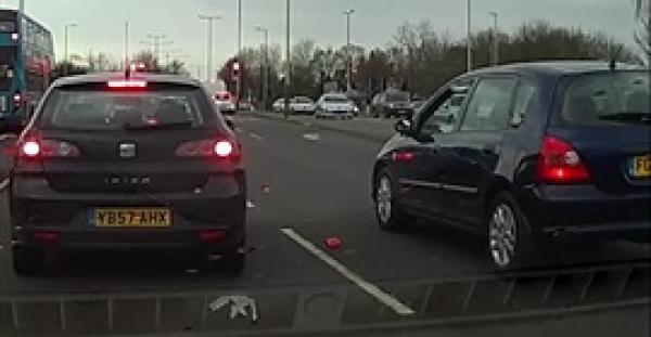 بالفيديو.. سائق يعاقب "بوزبال" ألقى القمامة على الطريق