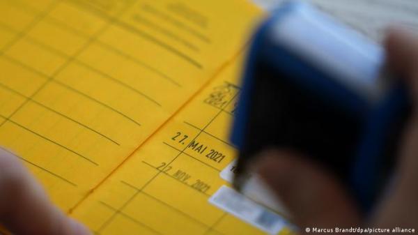 اتهام شرطية ألمانية بتزوير شهادات تطعيم كورونا وبيعها