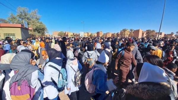 في تصرفات طائشة... تلاميذ يواصلون الاحتجاج بالشوارع ويلحقون خسائر بممتلكات المواطنين رغم إلغاء الامتحانات الموحدة