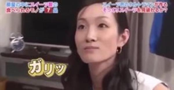 بالفيديو.. لقطات غريبة لضيوف برنامج ياباني يأكلون الأحذية والطاولات