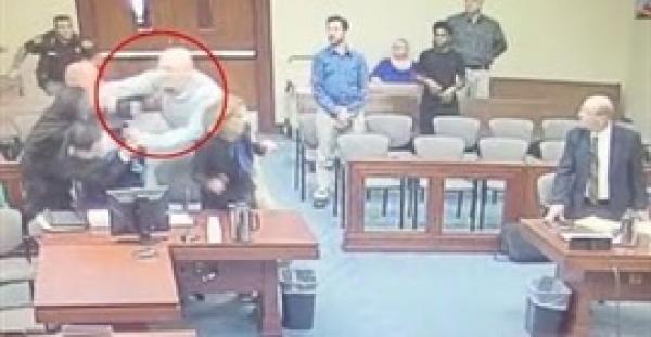 بالفيديو.. متهم يحاول قتل ممثل الادعاء في المحكمة