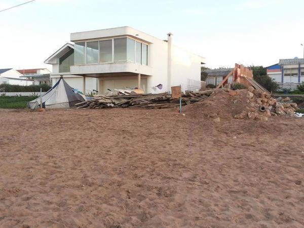 حصاد مطالب بالتدخل للبث في ملف نافذ شيد فيلا فوق رمال شاطئ الصخيرات بمباركة من السلطة و المجلس