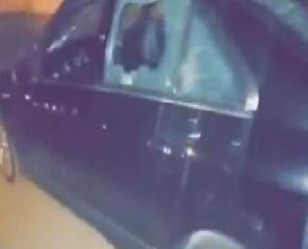 اعتداء خطير على شاب يدخله في غيبوبة وتكسير زجاج سيارته ونشطاء يتداولون فيديو ويطالبون بفتح تحقيق (فيديو)