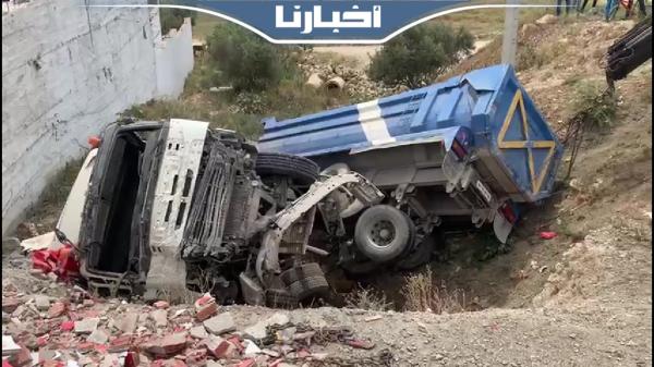انقلاب شاحنة في منحدر خطير نواحي تطوان