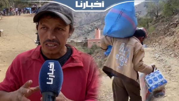 مساعدات إنسانية منتشرة على طول الطريق بإحدى المناطق المنكوبة