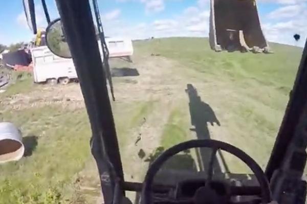 بالفيديو: عامل بناء يوقظ زميله باستخدام جرافة