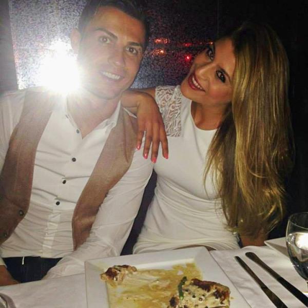 بفخر واعتزاز كبيرين .. المغربية " أمل صابر " تكشف تفاصيل ليلة ماجنة قضتها في حضن "رونالدو " ( الصورة )