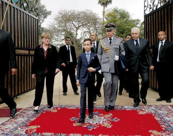 صحيفة أرجنتينية تؤكد : ولي العهد المغربي يكره تقبيل الناس يديه