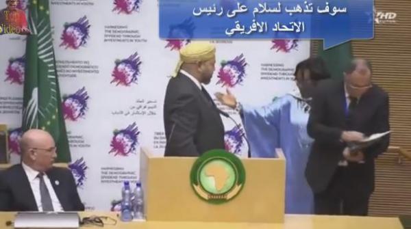 شاهد  تصرف الملك عندما طلب منه الذهاب للسلام على رئيس الاتحاد الافريقي