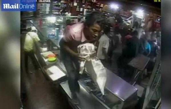 بالفيديو: الجوع يدفع العشرات لنهب متجر للمواد الغذائية