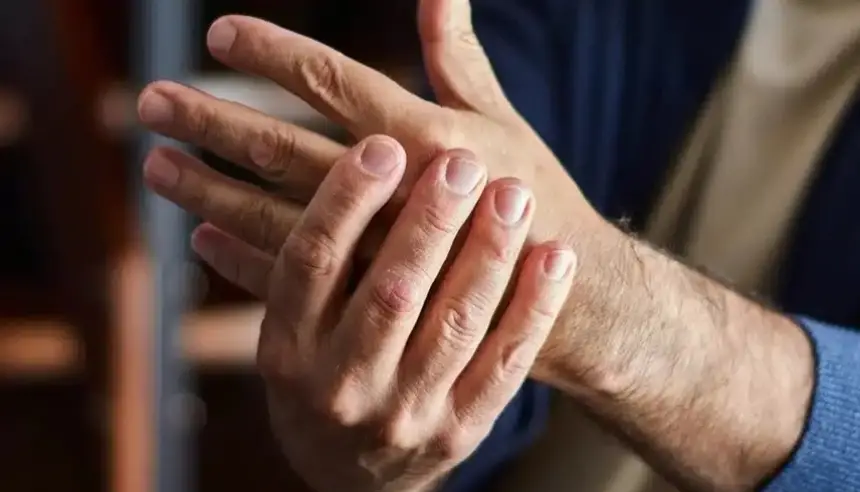 التهاب مفاصل الإبهام.. تحذيرات طبية وعلاج تدريجي