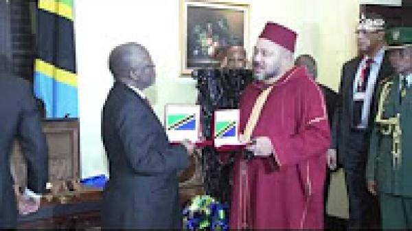 شاهد تبادل الهدايا بين الملك محمد السادس و رئيس تنزانيا