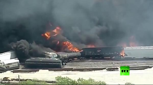 اندلاع حريق في قطار يحمل مواد خطرة في ولاية إيلينوي الأمريكية