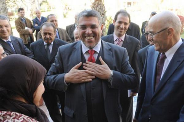 وزير العدل المغربي يقل مسافرين في سيارته بسبب إضراب الحافلات