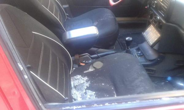 مرة أخرى... مختل عقليا يُكسر سيارة بحجر كبير ويصيب صاحبها