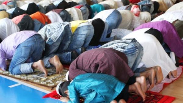 أداء الصلاة جماعة يُورط مهاجرين مغاربة بإيطاليا