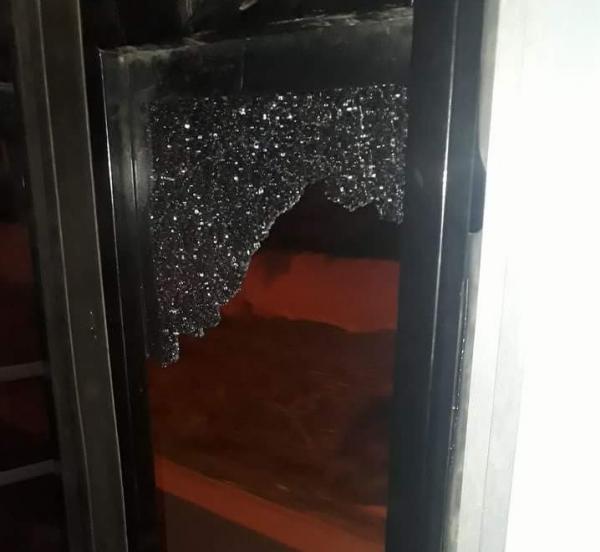 مجهولون يرشقون حافلة للنقل الحضري ويروعون ركابها -الصور-