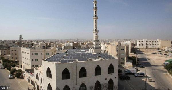 كاتبة أردنية تطالب بأذان العشاء بأصوات شجية كصوت "أم كلثوم"