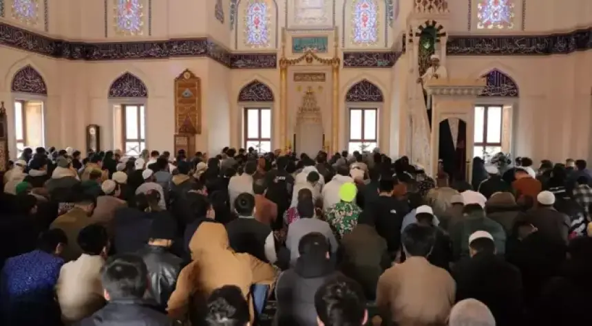 مسجد يحتضن صلاة العيد ثلاث مرات!