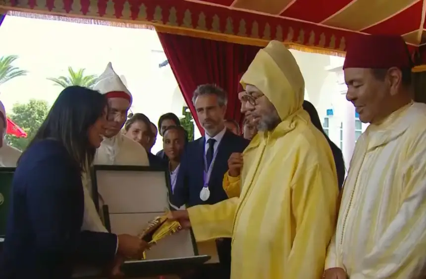 غزلان الشباك تُهدي الحذاء الذهبي لجلالة الملك محمد السادس