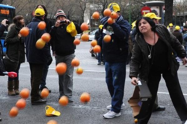  إسبان يرمون المفوضية الأوروبية بالطماطم احتجاجاً على اتفاقية مع المغرب