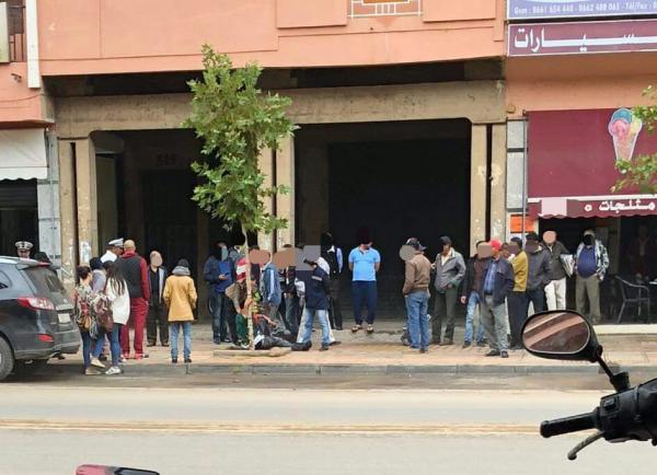 مختل عقليا يخلق الرعب في الشارع ويهاجم الفتيات ويوجه لكمة قوية لسيدة والأمن يتدخل