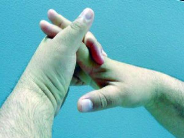 هل يمكن أن تؤدي فرقعة مفاصل اليد الى الروماتيزم؟