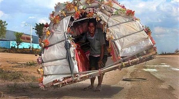 "بالصور ..صدمة" تدفع صيني إلى حمل منزله على ظهره