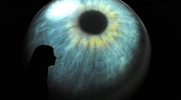 قطرة عين تتيح لك الرؤية في الظلام لمسافة 50 متراً