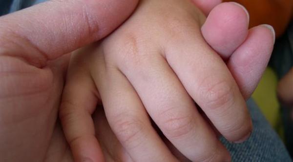  اللمسة الحانية على الطفل تعزز صحته 