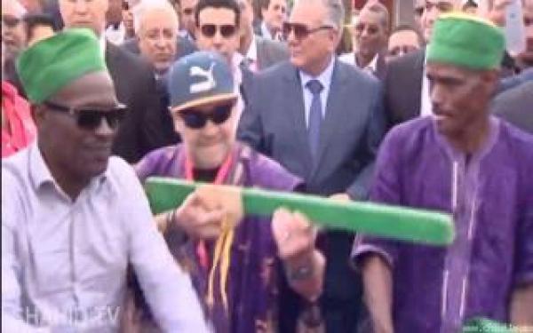 مارادونا بالزي المغربي الصحراوي على ايقاعات لعيون عينيا