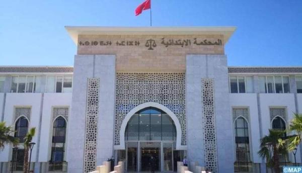 طنجة.. الحبس سنتان لأم استغلت طفليها في الدعارة