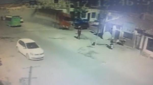 حادثة مرعبة على المباشر.. شاحنة "مجنونة" تقتلع منزلا بكامله