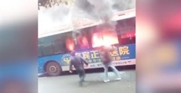 مارة شجعان ينقذون ركاب حافلة مشتعلة (فيديو)