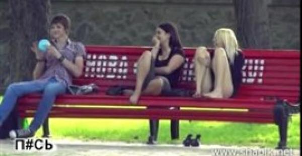 بالفيديو.. شاهد ماذا فعلت فتاتان عند رؤية شاب «مخنث»!