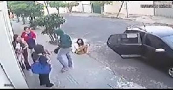 بالفيديو..أغرب عملية سرقة لـ 4 فتيات في وضح النهار