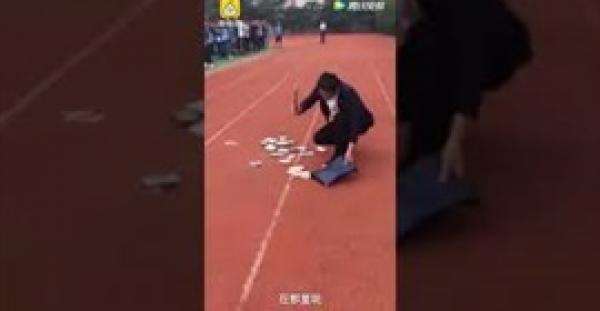 بالفيديو.. مدرسة تجبر طلابا على تحطيم هواتفهم الثمينة