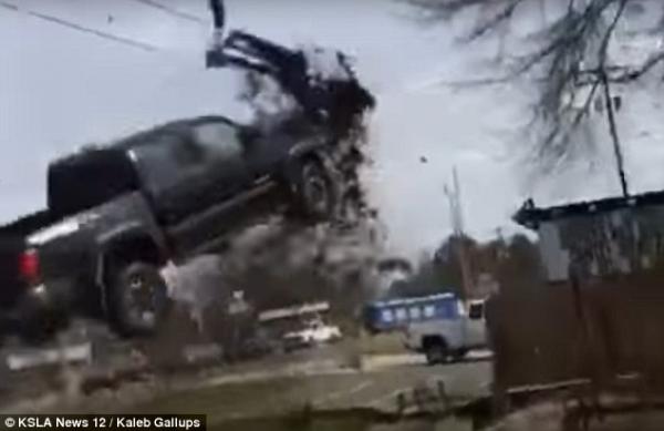 بالفيديو والصور.. شاحنة تطير في الهواء أثناء مطاردة الشرطة