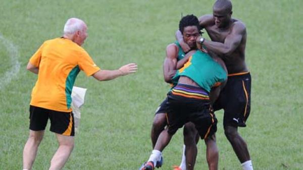 صورة : معركة عنيفة بين لاعبي منتخب كوت ديفوار أثناء التدريبات