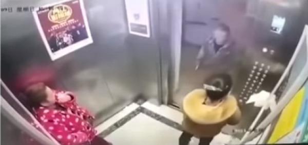 فيديو صادم جدا...مصابون بـ"كورونا" يحاولون نقل الفيروس عمدا إلى الأشخاص الأصحاء بطريقة "مقززة"