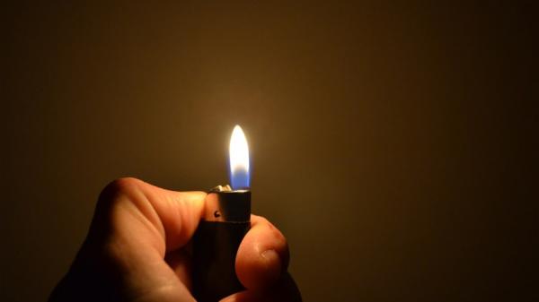 مصيبة..شاب يضرم النار في منزل عائلته لسبب تافه ويرسل 3 أطفال إلى المستعجلات