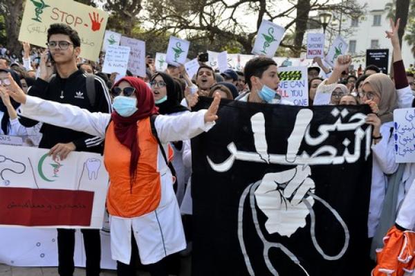 تهديد الحكومة بطرد طلبة الطب المضربين يؤجج الأوضاع وتصعيد جديد بدءا من الأسبوع المقبل