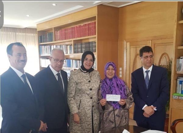 بعد خيار البقع والشقق: الوالي مهيدية يمنح أول شيك قيمته 15 مليون لمستفيدة من برنامج إعادة إيواء دوار "الكرعة"